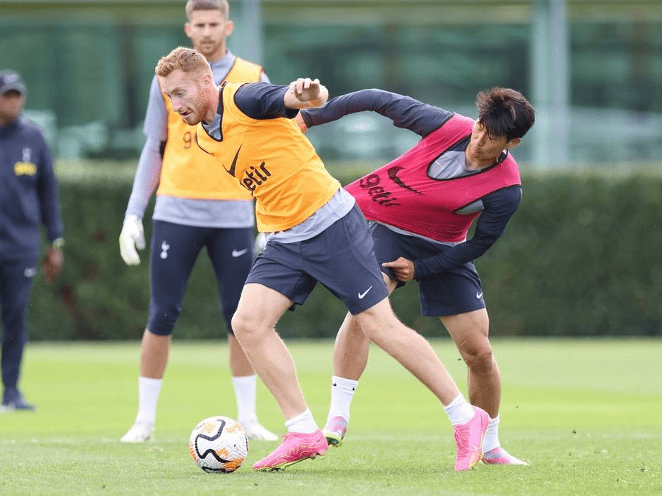 赵丽娜：走了70所学校，女孩踢球屈指可数；想让女孩踢球普及（赵丽娜走访70所学校：女孩踢球寥寥，盼推动普及）