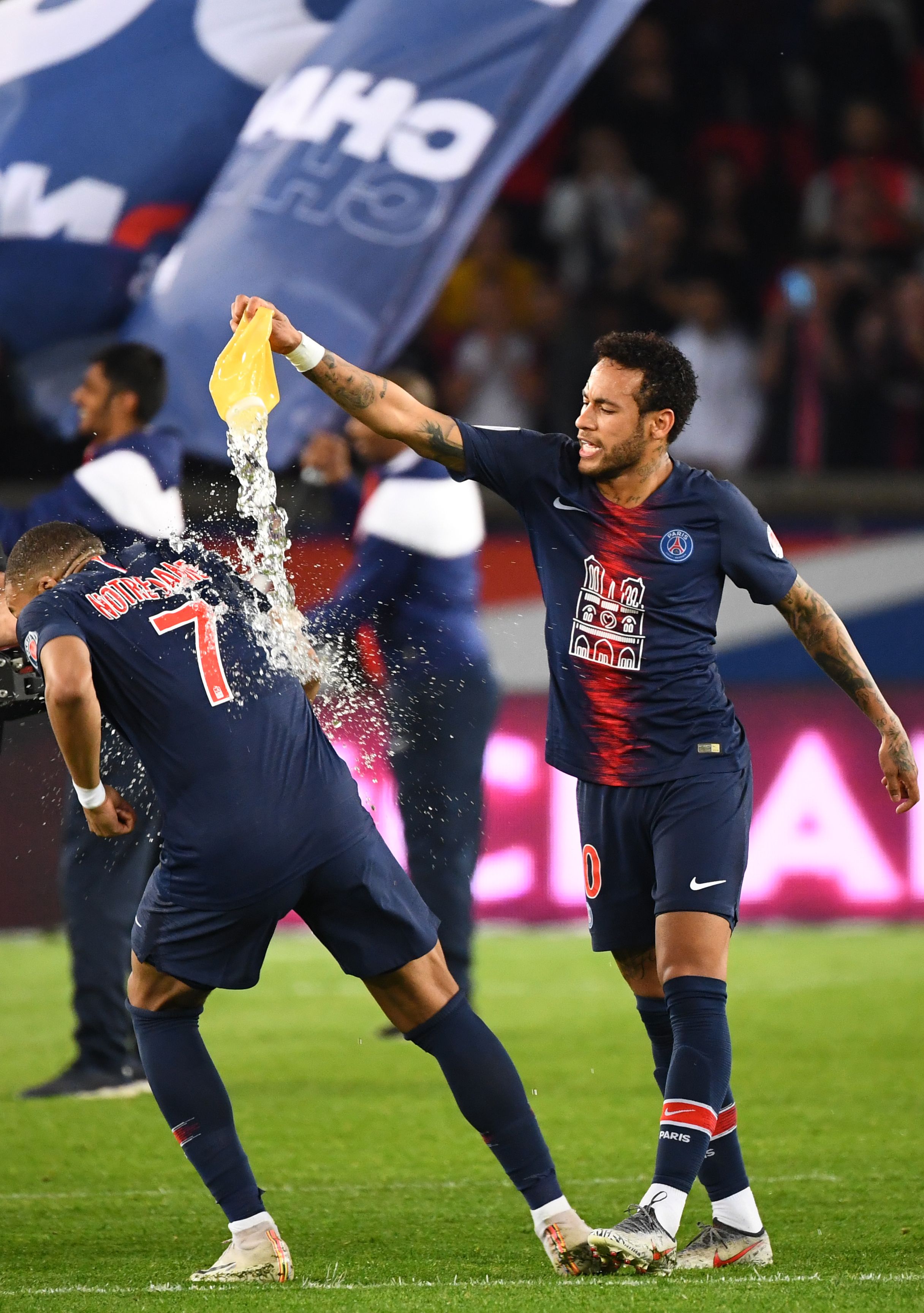 数据全面！王奕博加盟青岛首秀12分5篮板3助攻2抢断（王奕博青岛首秀数据亮眼：12分5篮板3助攻2抢断）