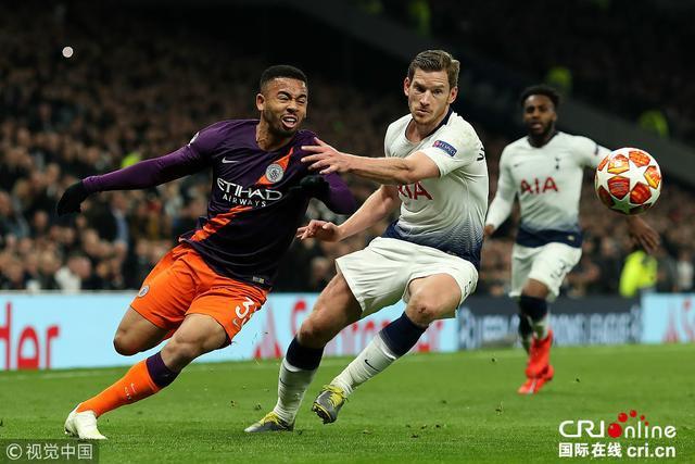 王鹤棣见老师落泪后调皮盖帽（老师落泪后，王鹤棣顽皮来个盖帽）