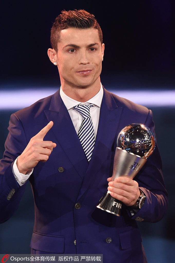 如何在足球场上保持心理稳定？（足球比赛中的心态管理指南）