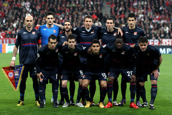 西甲半场：拉菲尼亚点射建功+中框，巴萨暂1-0十人黄潜（西甲半场战报：拉菲尼亚点球破门并中柱，巴萨暂以1-0领先十人比利亚雷亚尔）