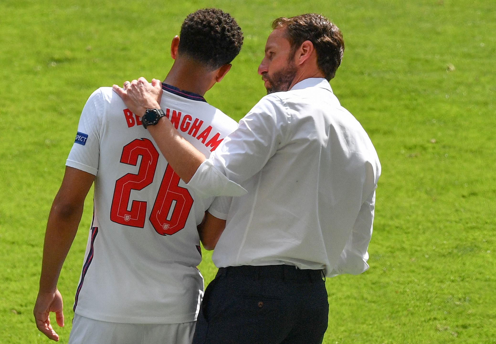 梅西将领取美职联MVP奖杯，梅西杯U16国际赛同步揭幕（梅西捧起美职联MVP，梅西杯U16国际赛同日启幕）