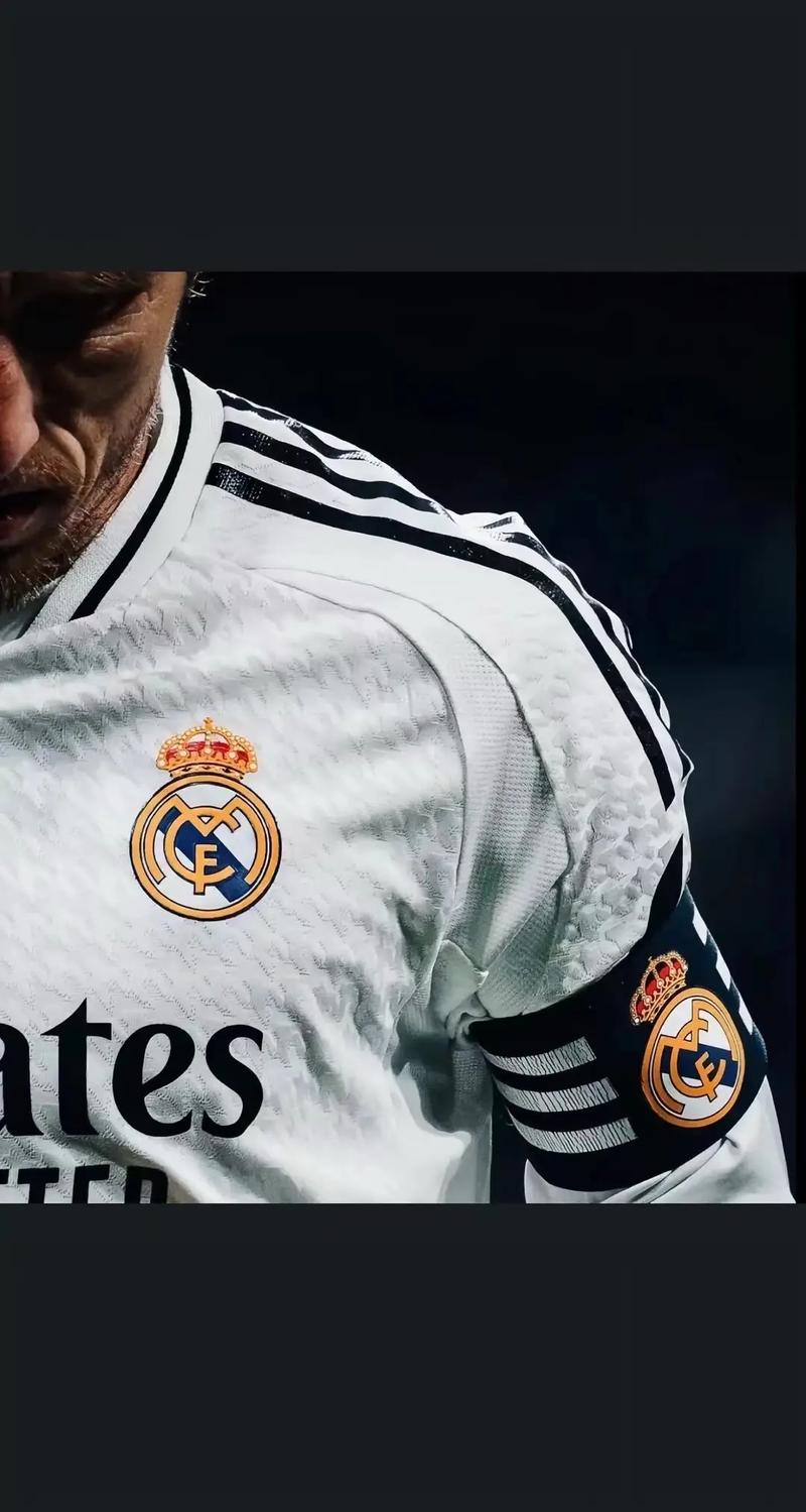 前锋突破射门锁定胜利（前锋强突劲射锁定胜局）