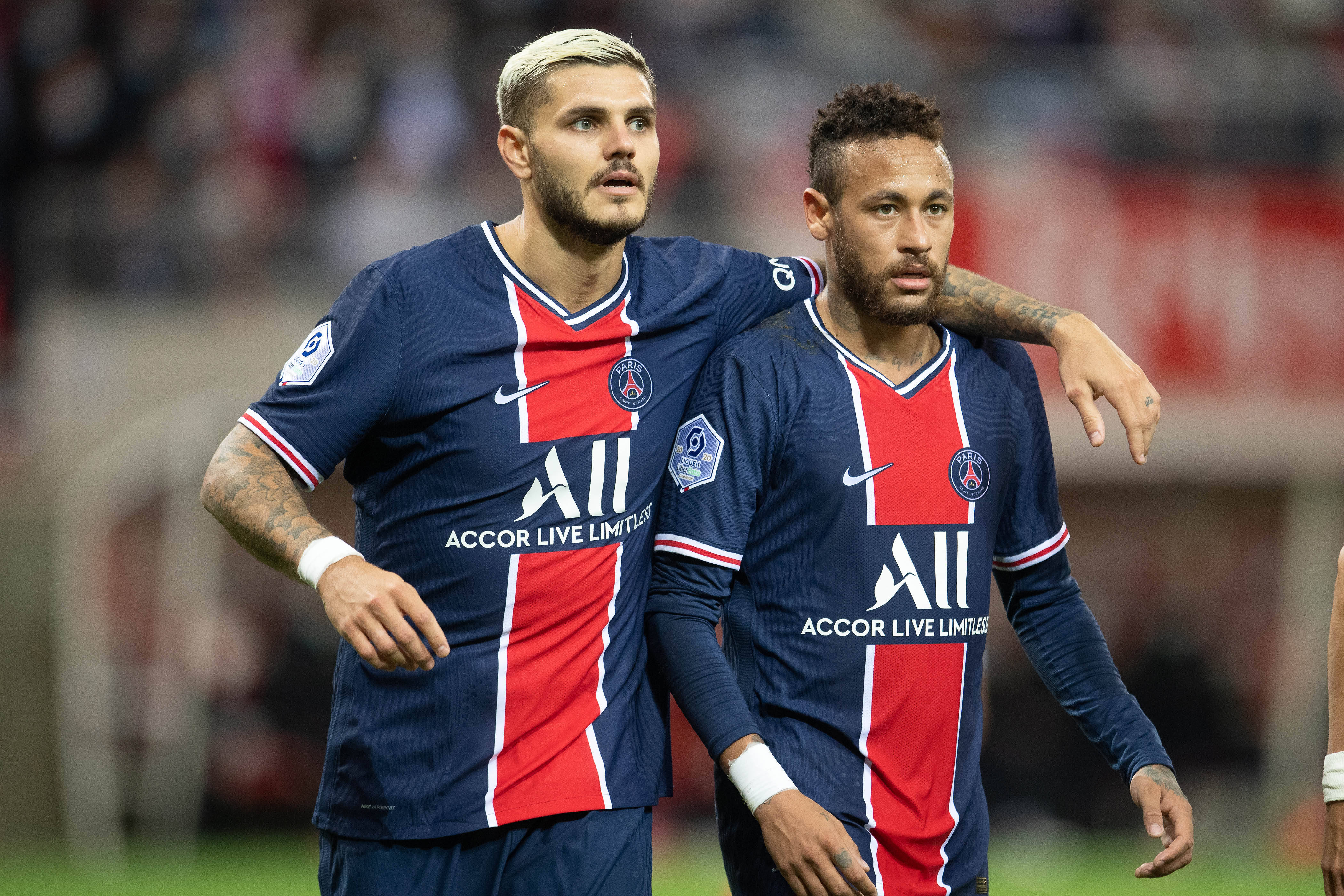 活久见，阿根廷杯决赛独立队主帅用脚绊倒对手拖延时间被罚下