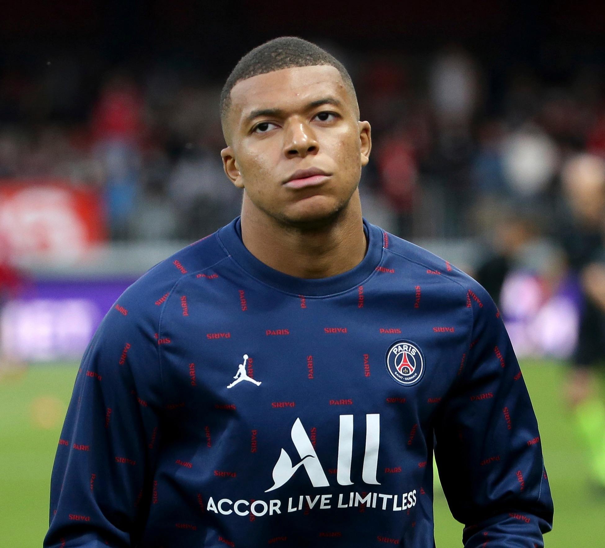 女子在冰面上奔跑拍照，突然冰面破裂女子坠入湖中！