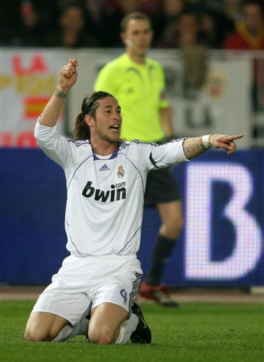 大罗与阿尔卡拉斯切磋网球，还赠送其签名巴西球衣（大罗与阿尔卡拉斯打网球，亲赠签名巴西球衣）