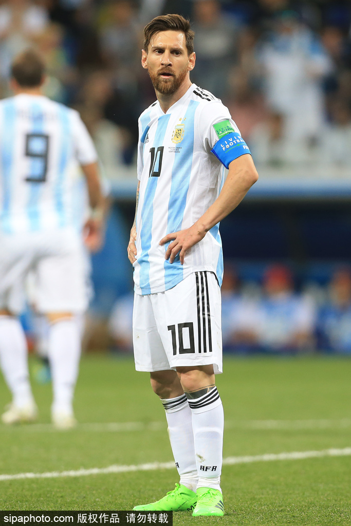 前锋关键进球锁定胜局（前锋破门奠定胜局）