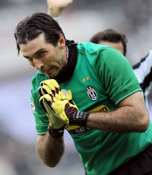 罗体：那不勒斯暂停引进左边锋，搁置了对斯特林和格10的联系