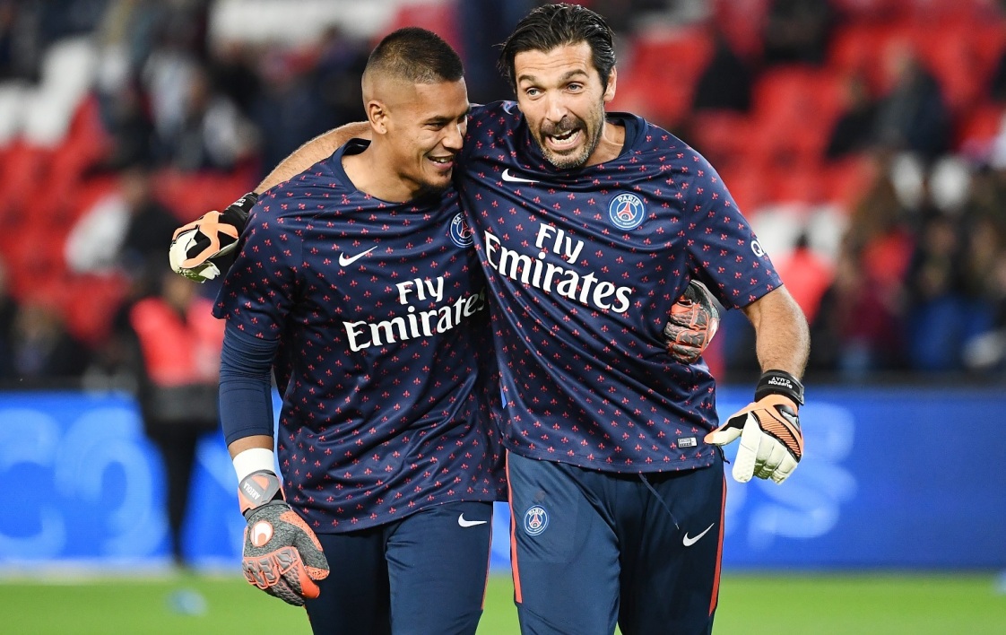 仍然深爱红军！萨拉赫出战非洲杯的护腿板上有利物浦元素（红军情未减：萨拉赫非洲杯护腿板融入利物浦元素）