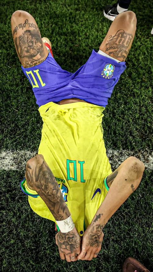 欧联对阵格拉茨风暴，卡拉布里亚打进挑球过人后精彩进球（欧联战格拉茨风暴，卡拉布里亚挑球过人后精彩破门）