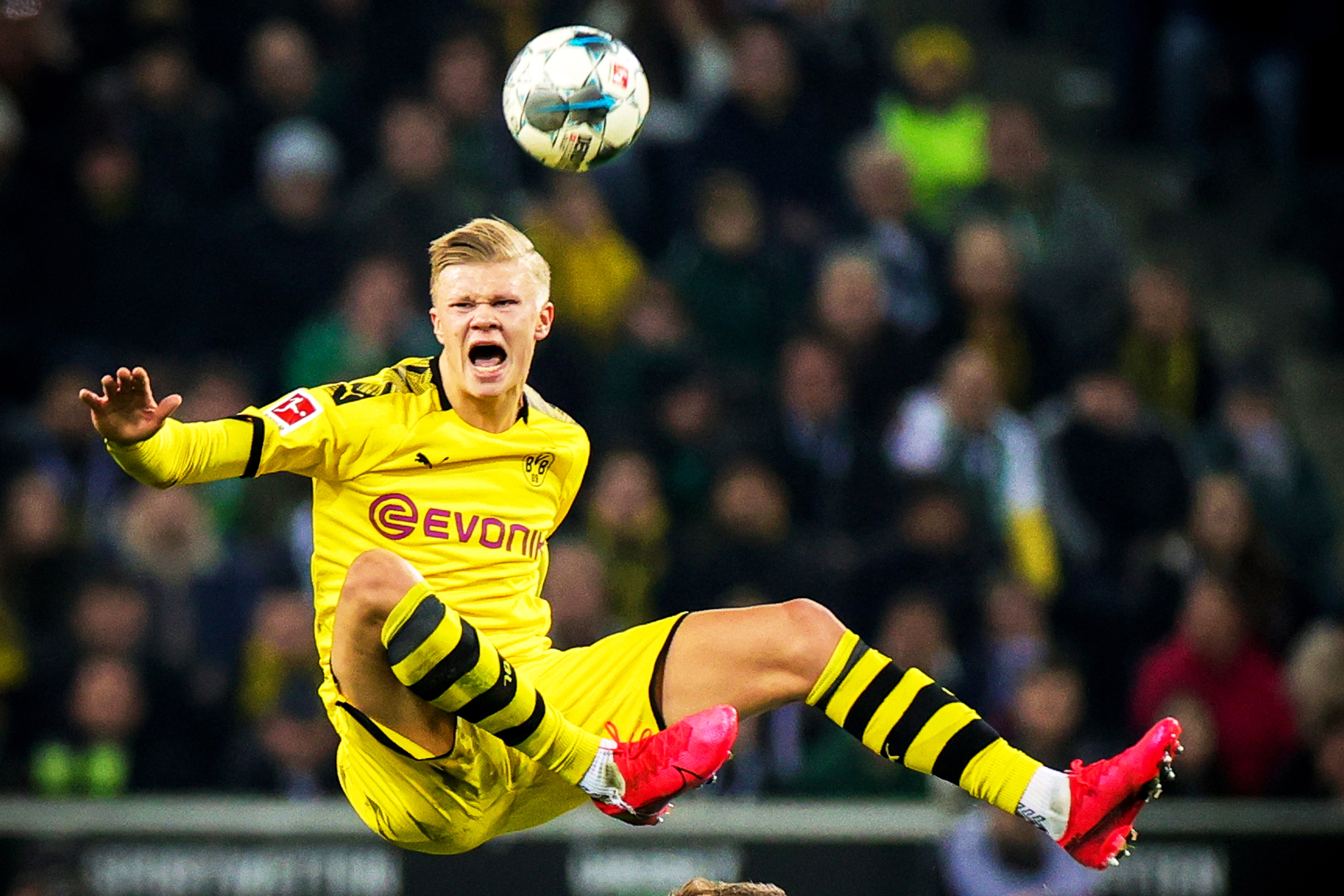 杜兰特关键中投命中，全场欢呼（杜兰特关键时刻中投命中，全场沸腾）