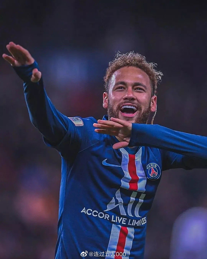 意甲球员在第12轮比赛中涂上红色面彩，向针对女性的暴力说不（意甲第12轮：球员以红色面彩发声，抵制针对女性的暴力）