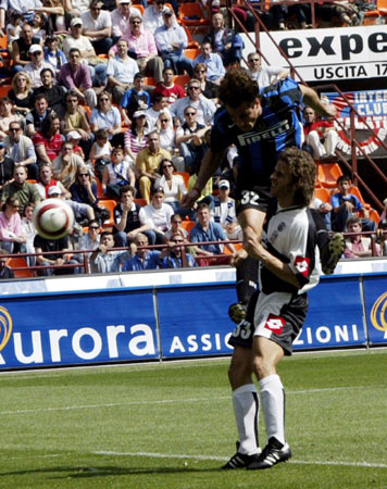 足球中超球队进入封闭训练，外界高度关注