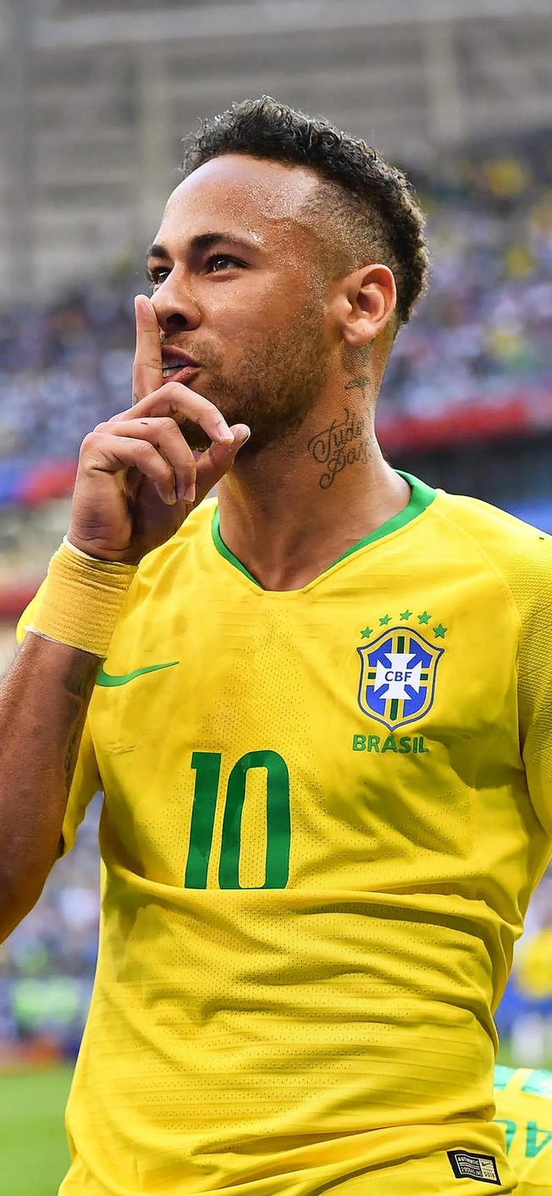 霍伊伦：我喜欢压迫和背对球门；进球美妙但功劳要和球队分享（霍伊伦：热爱高压逼抢与背身拿球；进球再美，荣耀也要与全队同享）